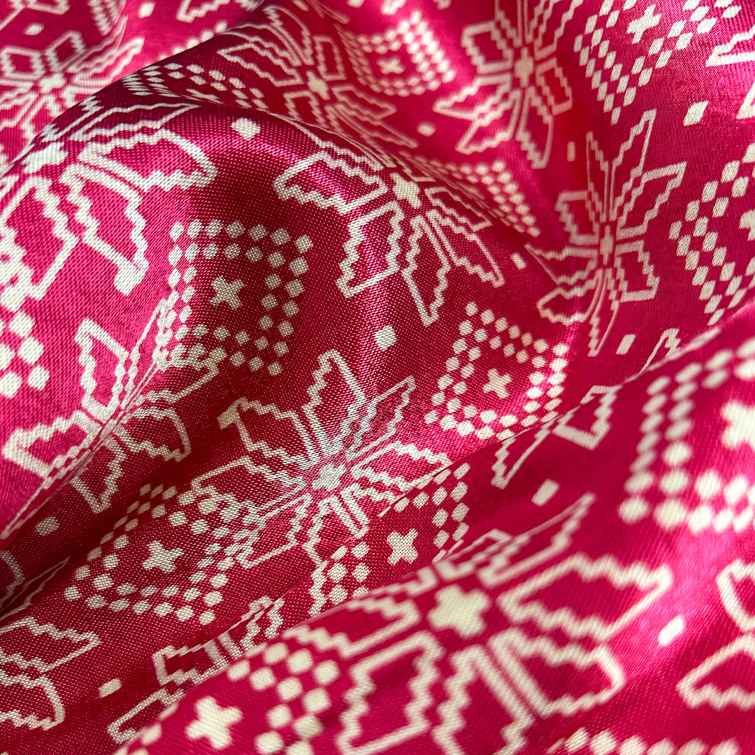 हॉट पिंक और क्रीम पारंपरिक पटोला मुद्रित मशरू सिल्क कपड़ा