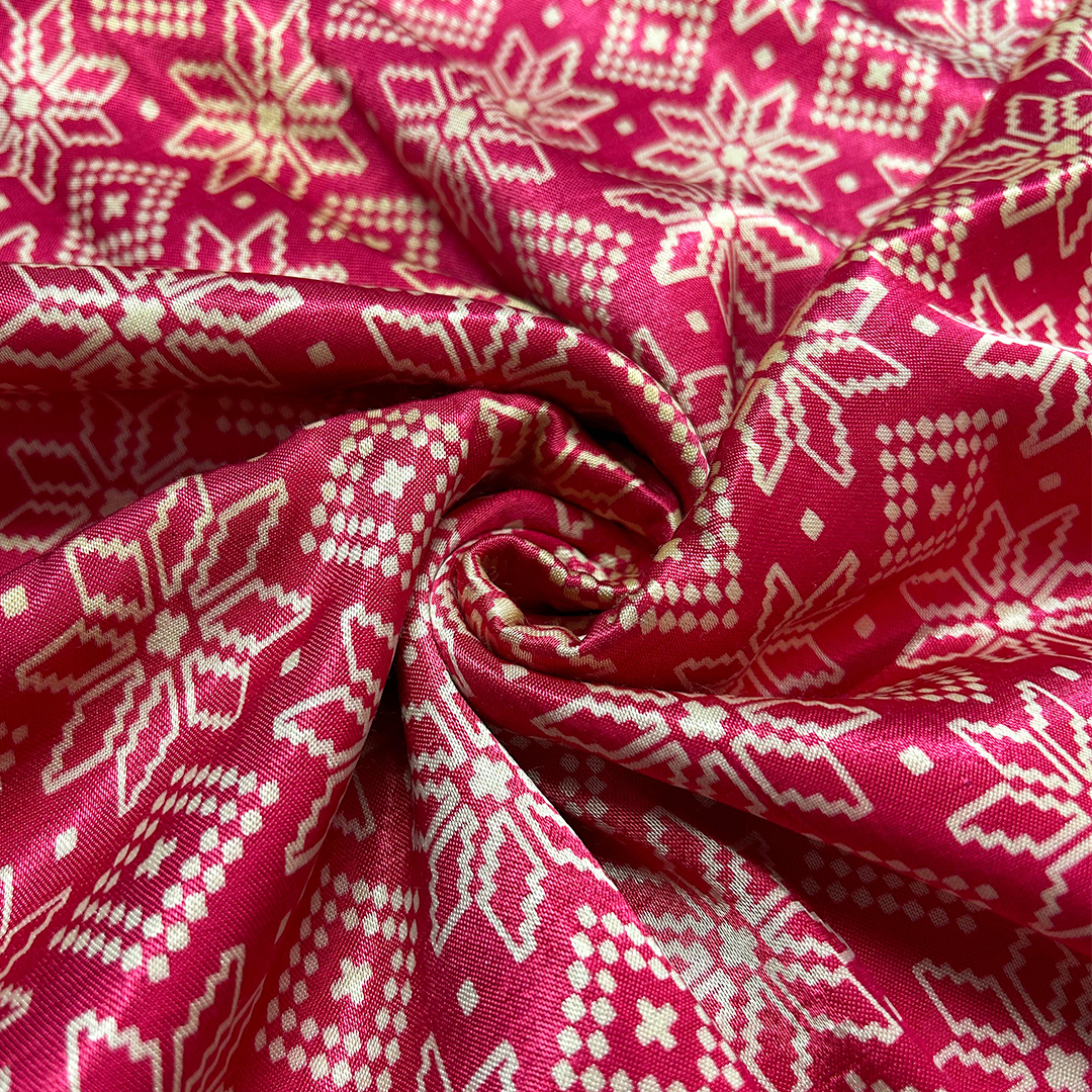 हॉट पिंक और क्रीम पारंपरिक पटोला मुद्रित मशरू सिल्क कपड़ा