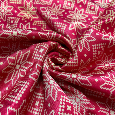हॉट पिंक और क्रीम पारंपरिक पटोला मुद्रित मशरू सिल्क कपड़ा