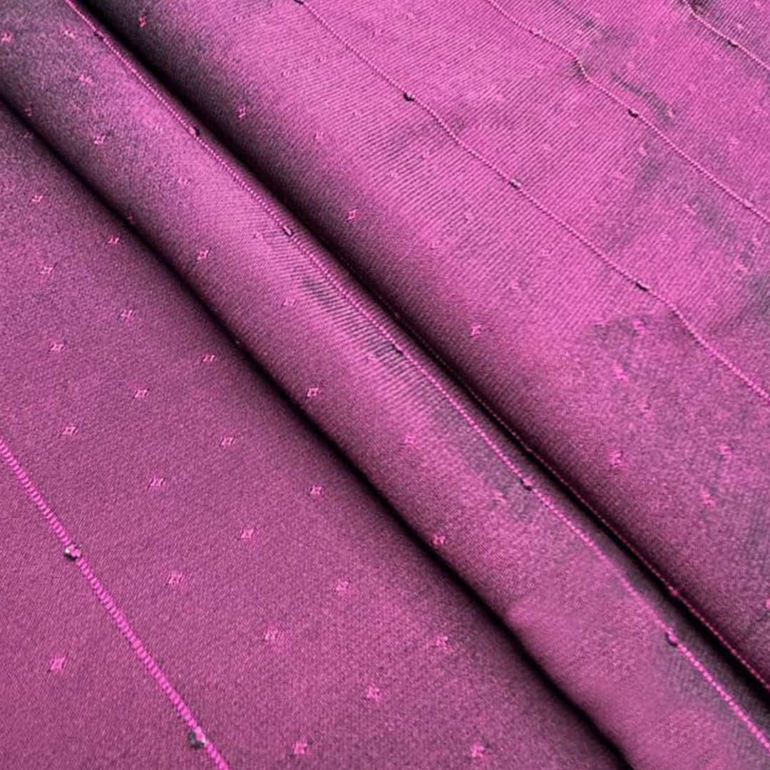 गहरे गुलाबी रंग की धारियों वाली बूटी रंगीला अनुक्रम रेशमी कपड़ा