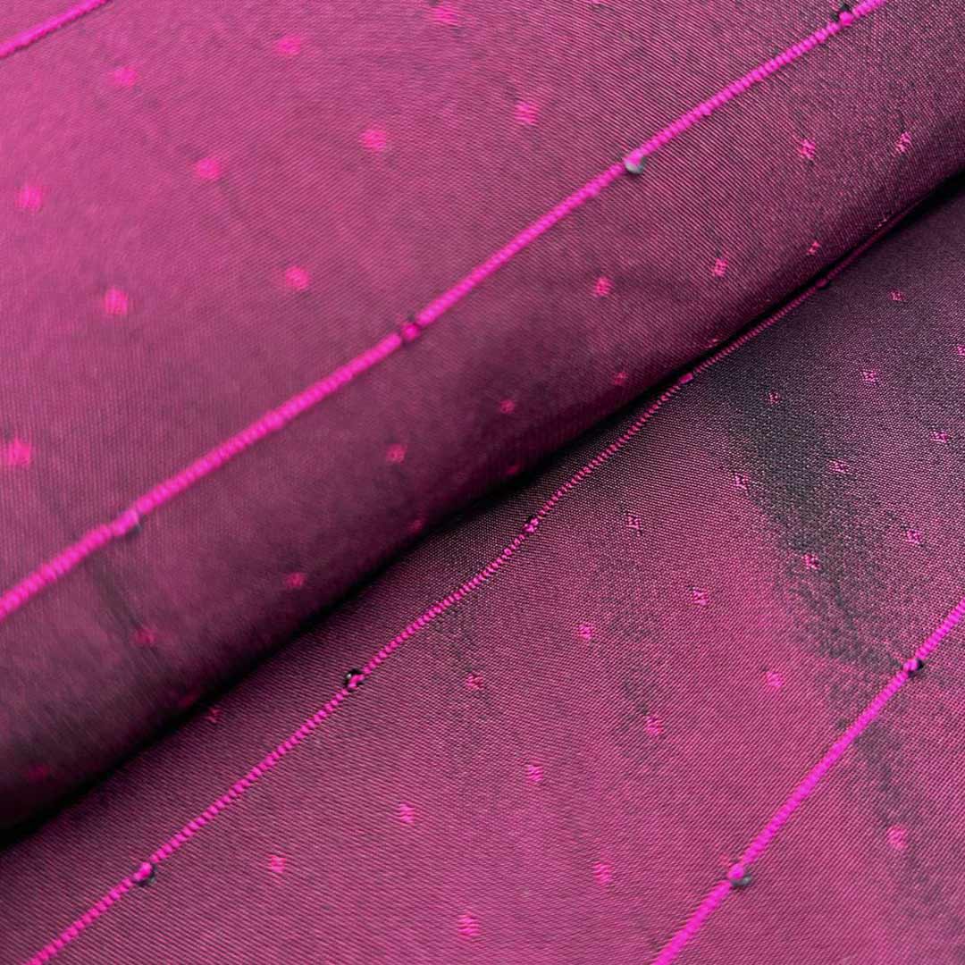 गहरे गुलाबी रंग की धारियों वाली बूटी रंगीला अनुक्रम रेशमी कपड़ा