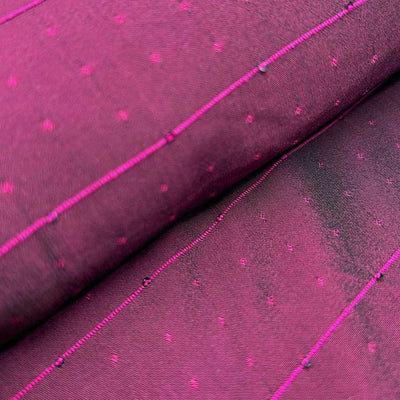 गहरे गुलाबी रंग की धारियों वाली बूटी रंगीला अनुक्रम रेशमी कपड़ा