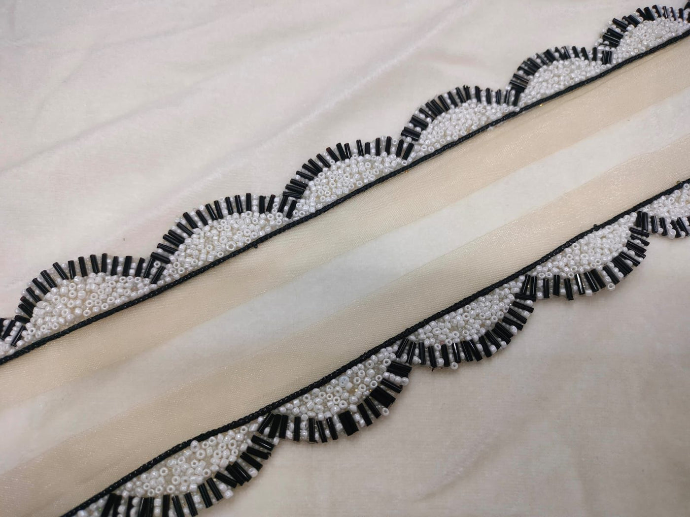 Black & White Fancy Pearl Lampi Lace