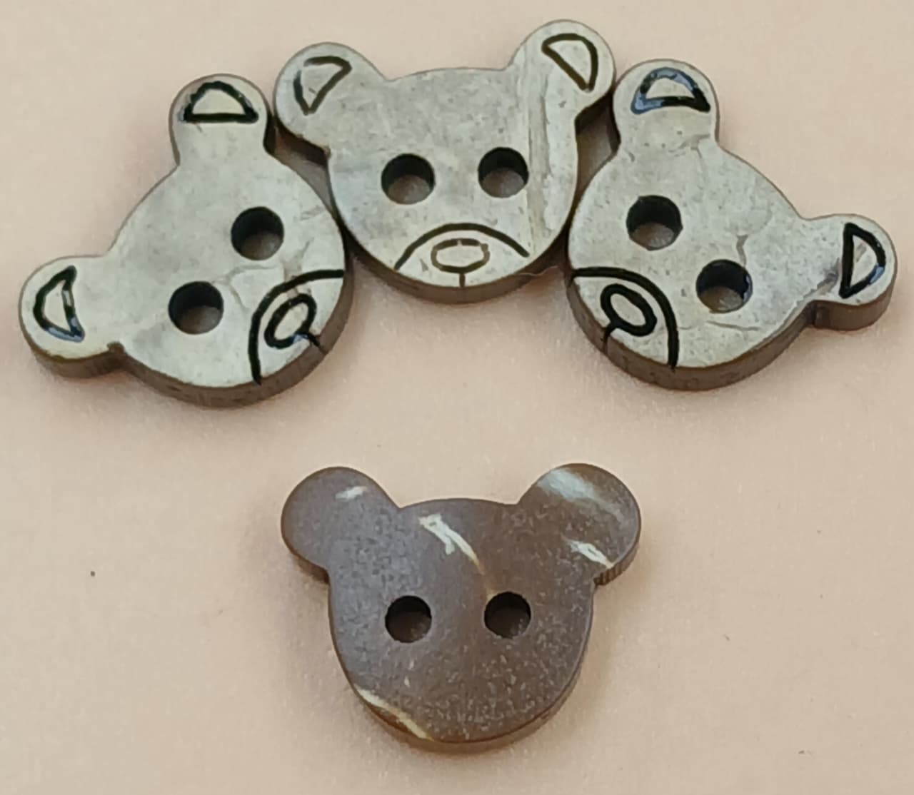 Beige Bear face 24L 2 Hole Wooden Buttons