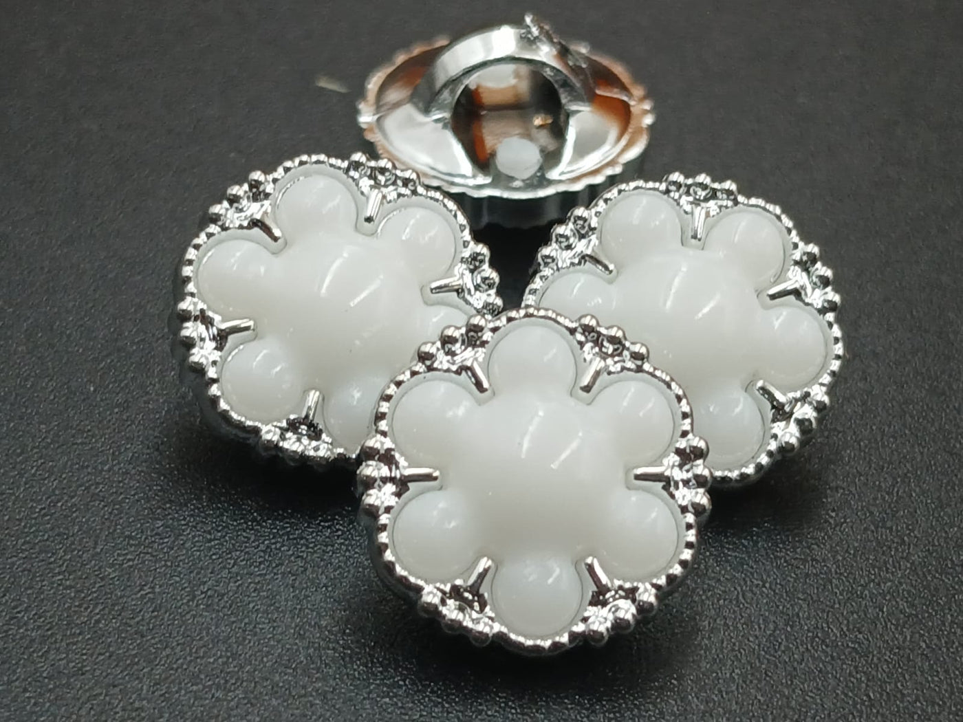 White & Silver Flower 20L Downhole Polyester Buttons