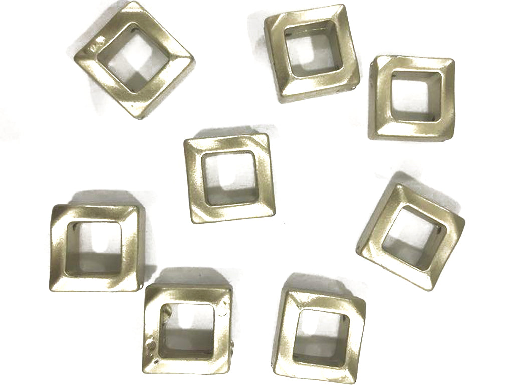 spray-golden-square-plastic-beads