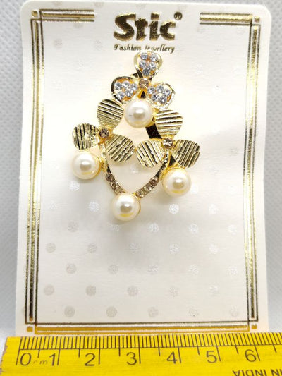 golden-fan-design-with-pearl-brooch