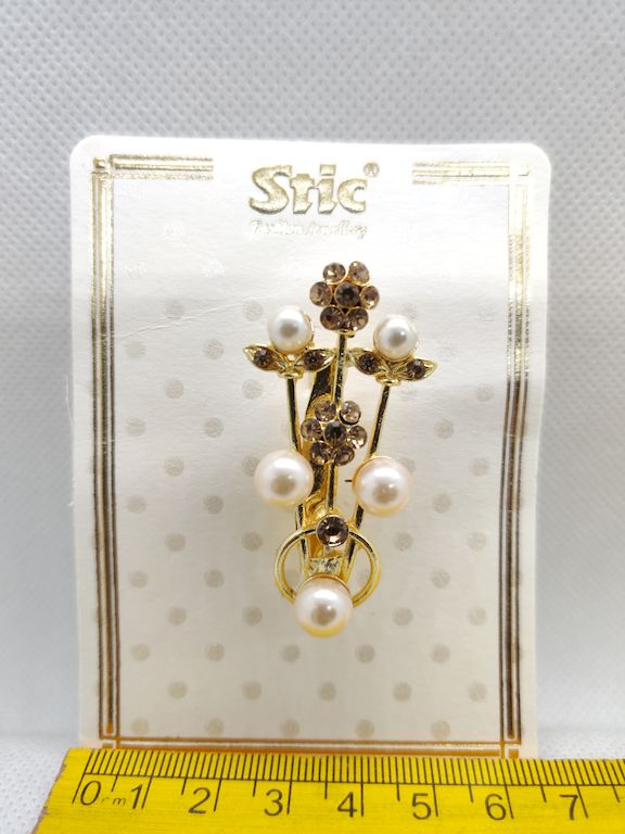 golden-flower-with-pearl-brooch