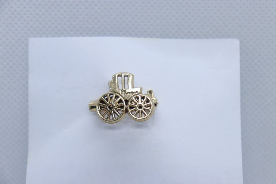 golden-carriage-imitation-jewellery-lapel-pins