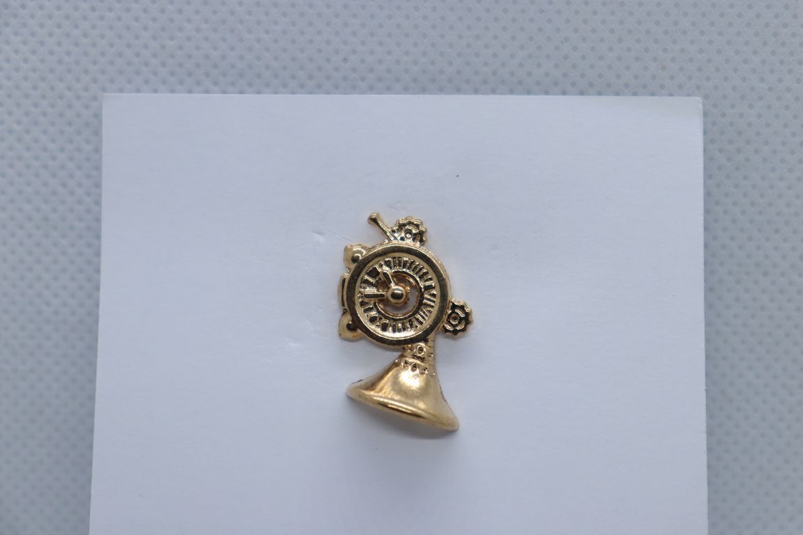 golden-stand-fan-imitation-jewellery-lapel-pin