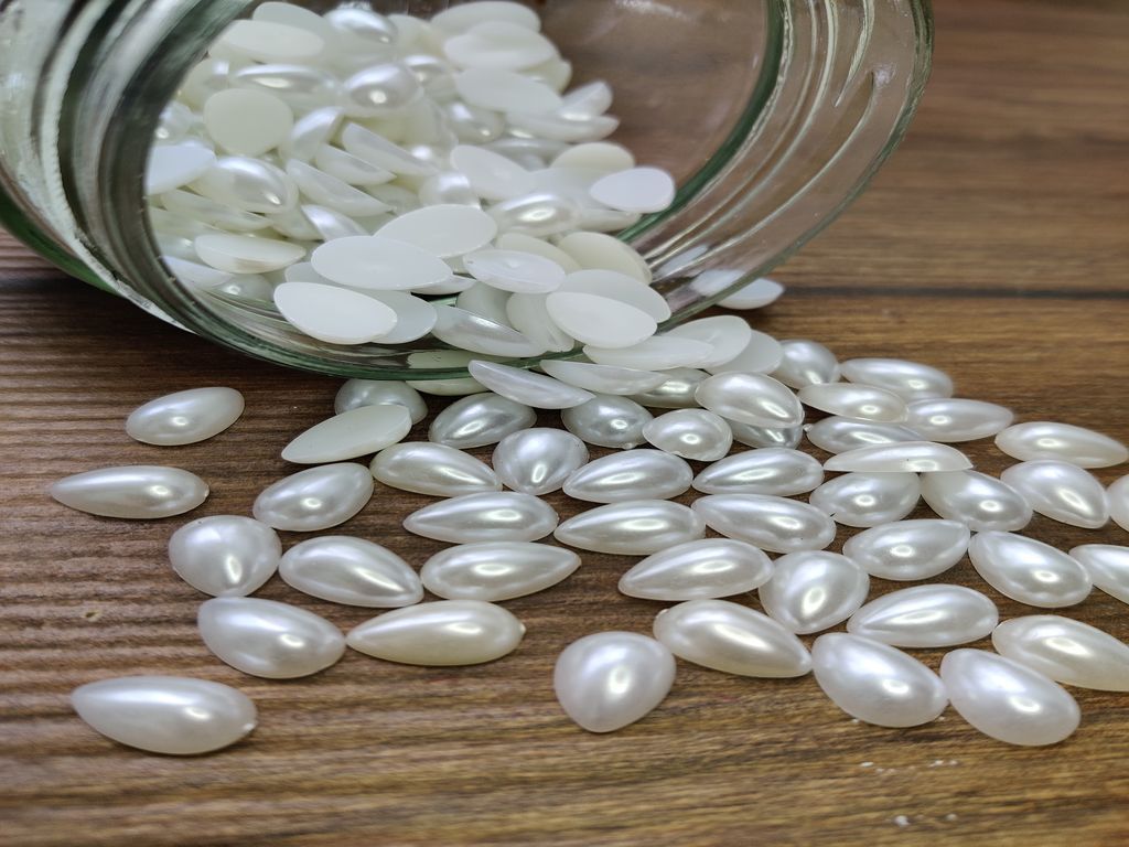 pearl-white-pear-shaped-without-hole-plastic-stones