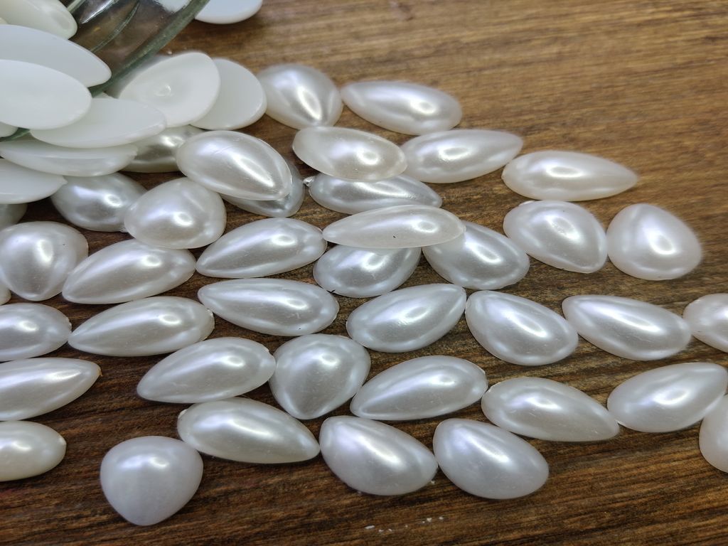 pearl-white-pear-shaped-without-hole-plastic-stones