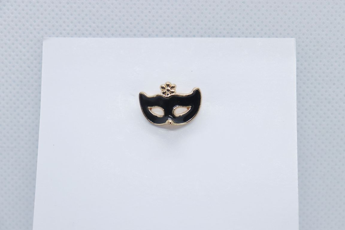 black-eye-mask-imitation-jewellery-lapel-pin