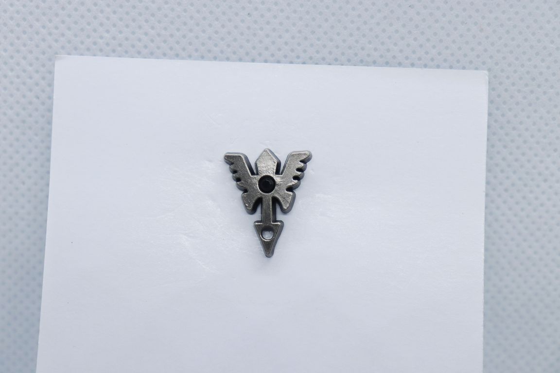 silver-guitar-with-black-centre-imitation-jewellery-lapel-pin