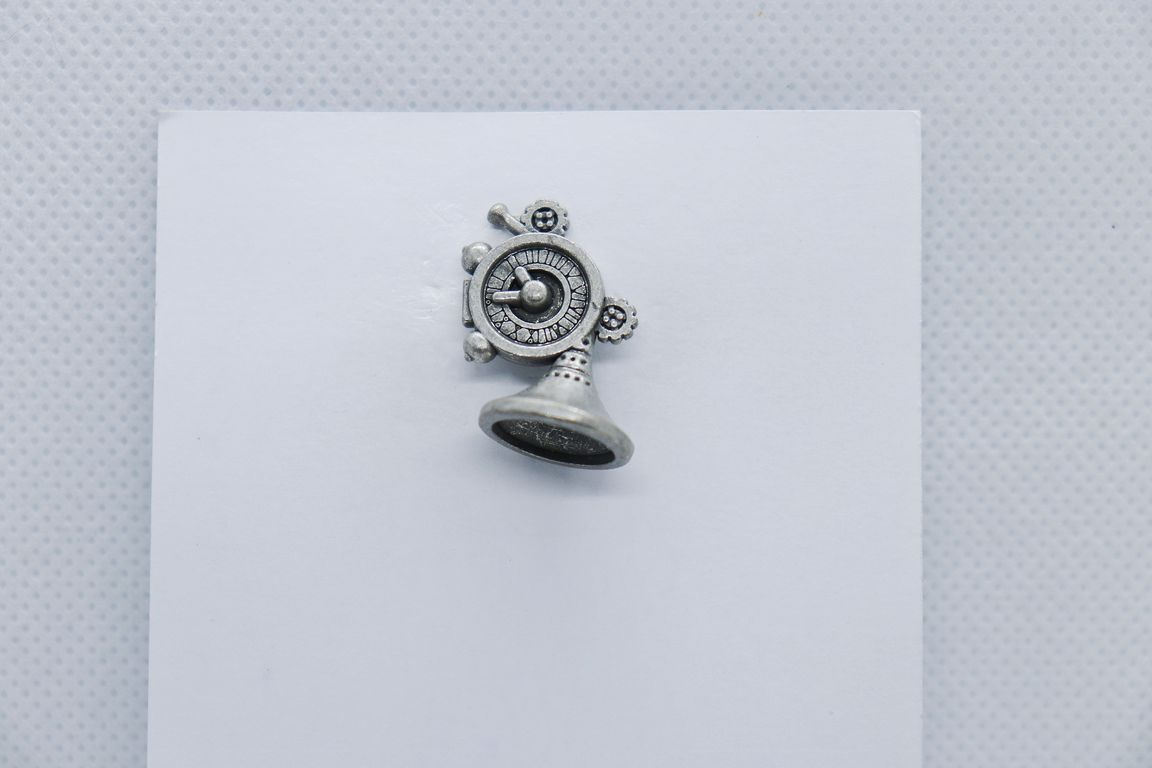 silver-fan-imitation-jewellery-lapel-pin-1