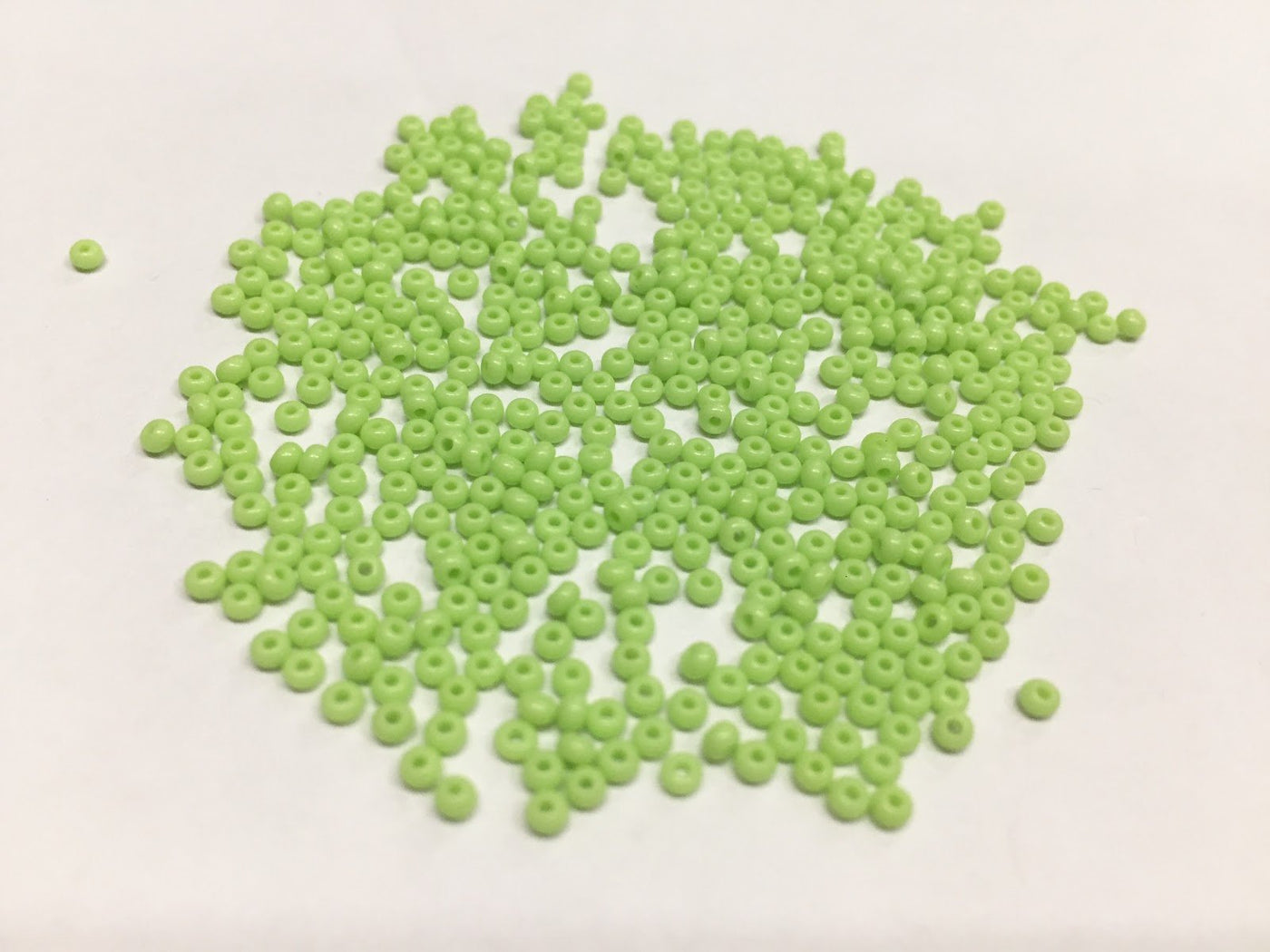 preciosa-bright-green-opaque-round-rocaille-seed-beads