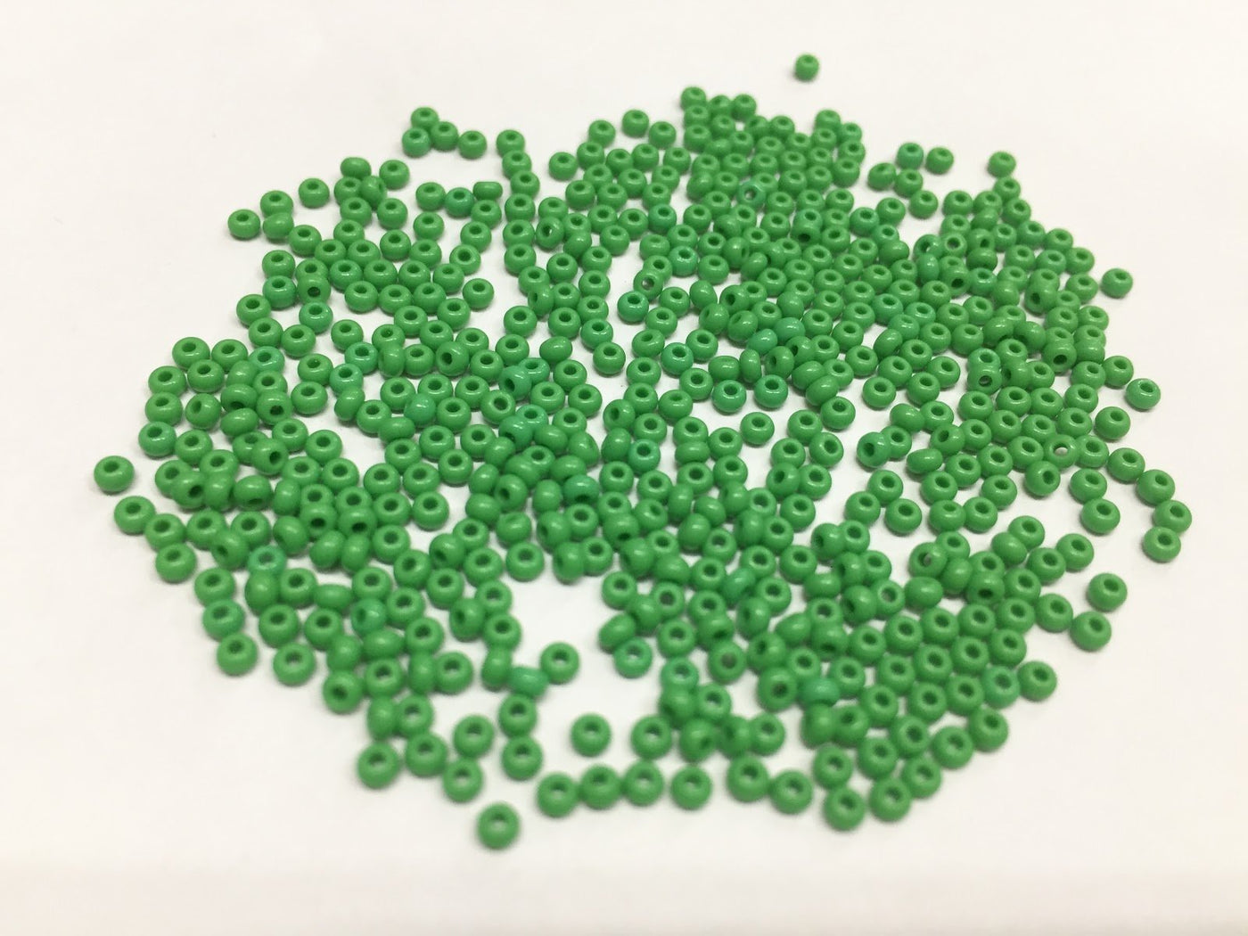 preciosa-dark-green-opaque-round-rocaille-seed-beads