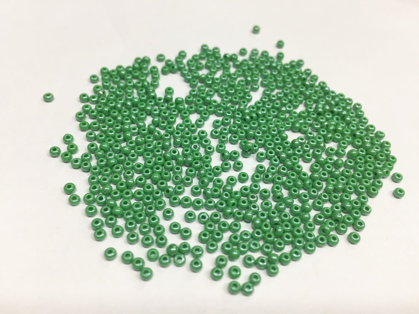 preciosa-green-opaque-round-rocaille-seed-beads