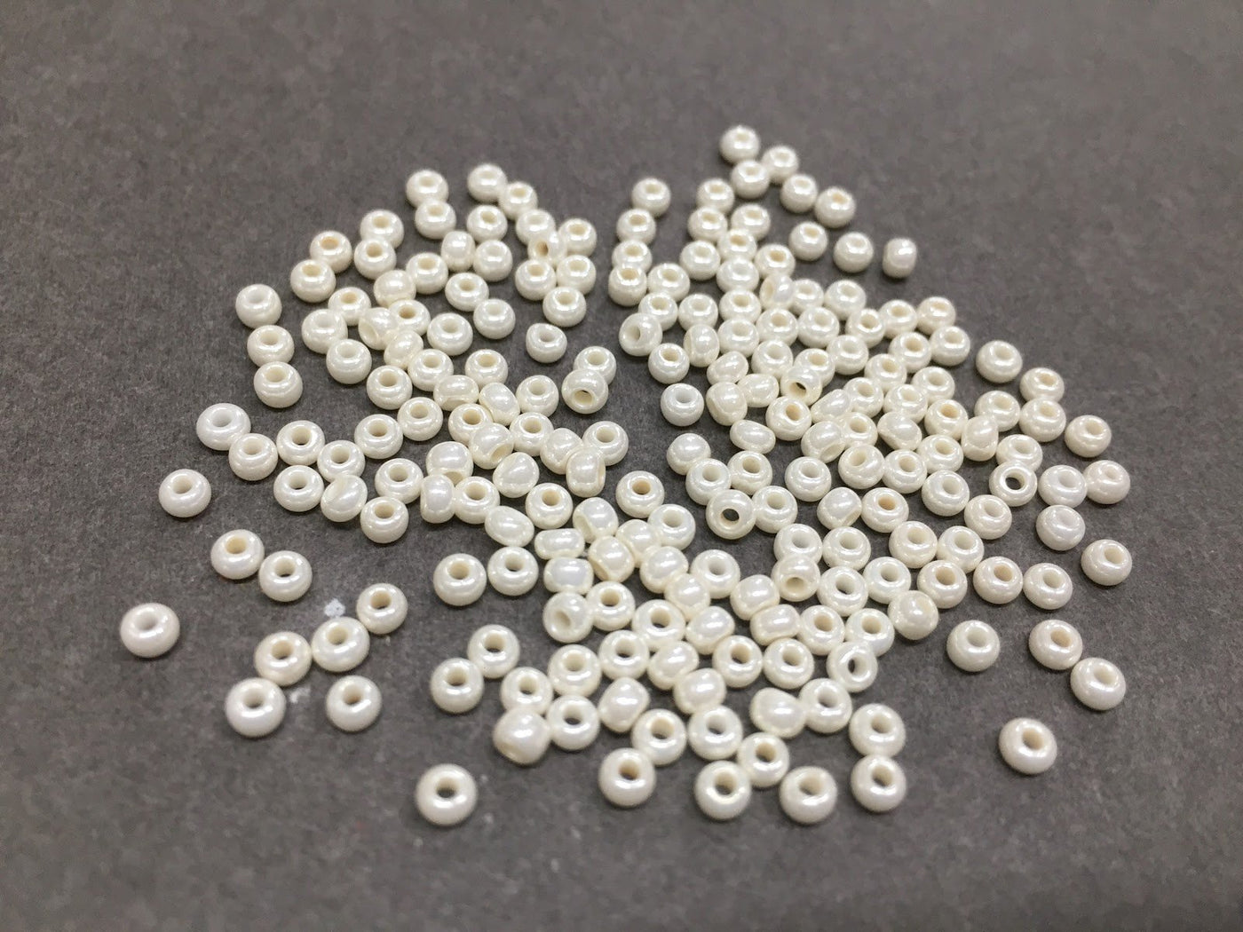 preciosa-cream-lustre-round-rocaille-seed-beads-1