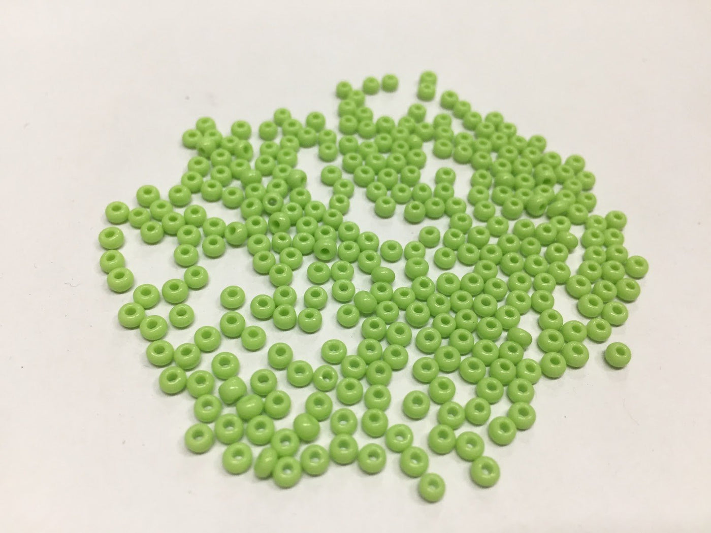 preciosa-peridot-opaque-round-rocaille-seed-beads