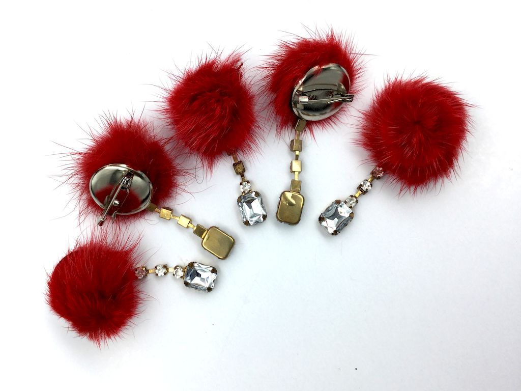 red-fur-patterm-broach-for-garments-1