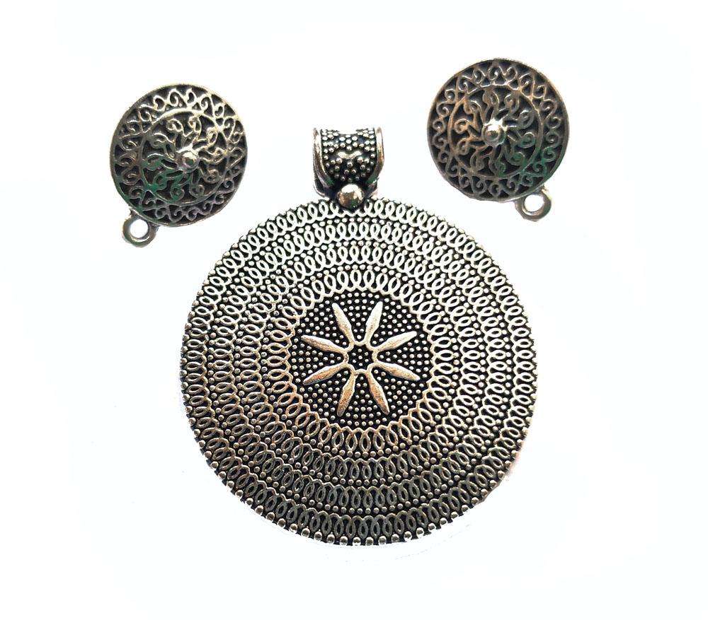 german-silver-round-pendant-set