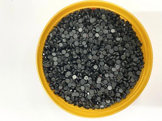 black-circular-chandala-glass-beads-4mm