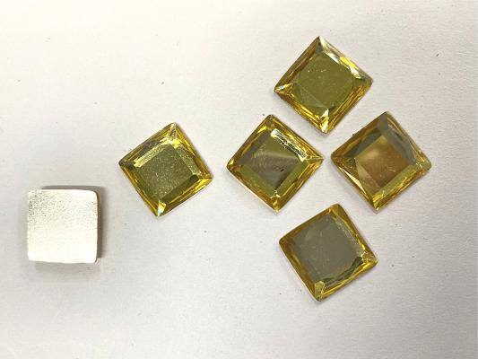 golden-square-plastic-stone-without-hole-14x14-mm