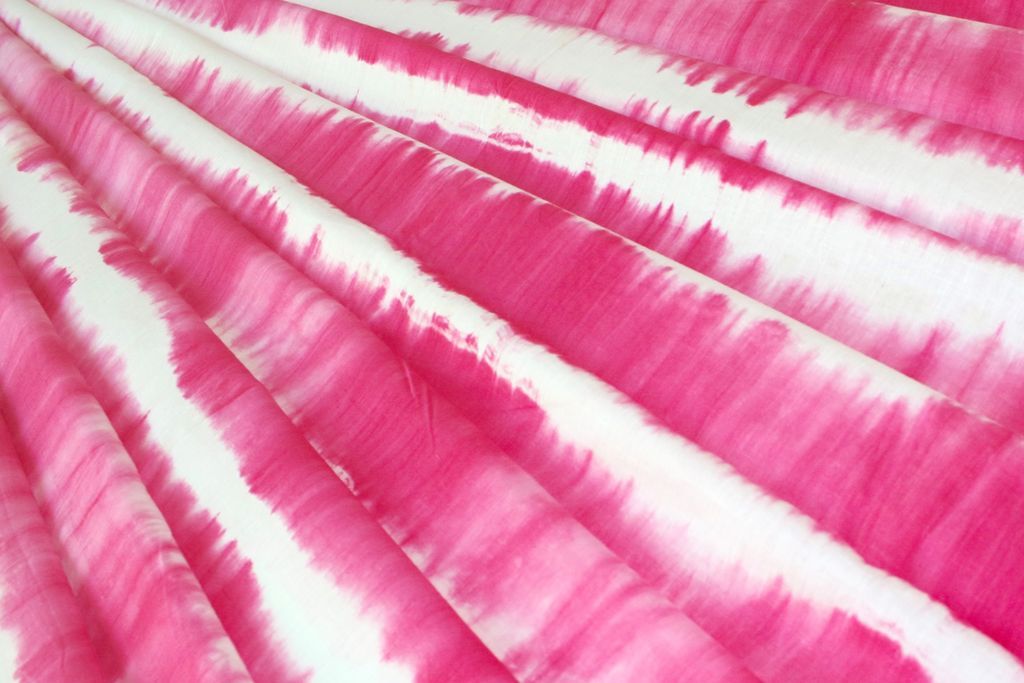 pink-white-abstract-tie-and-dye-printed-pure-cotton-fabric-1