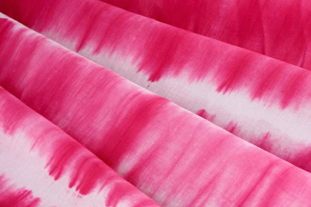 pink-white-abstract-tie-and-dye-printed-pure-cotton-fabric-1