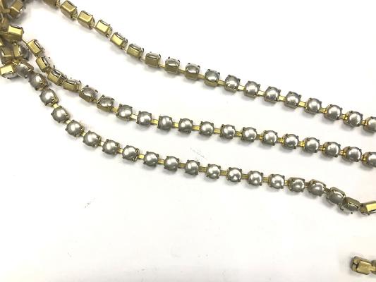 silver-circular-opaque-plastic-cup-chain