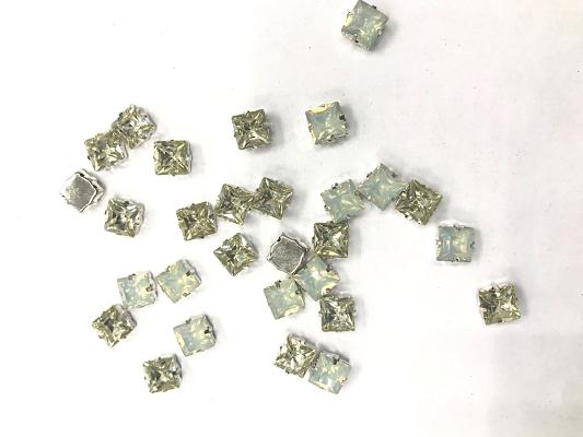 white-silver-opal-plastic-stone-with-catcher-10x10-mm