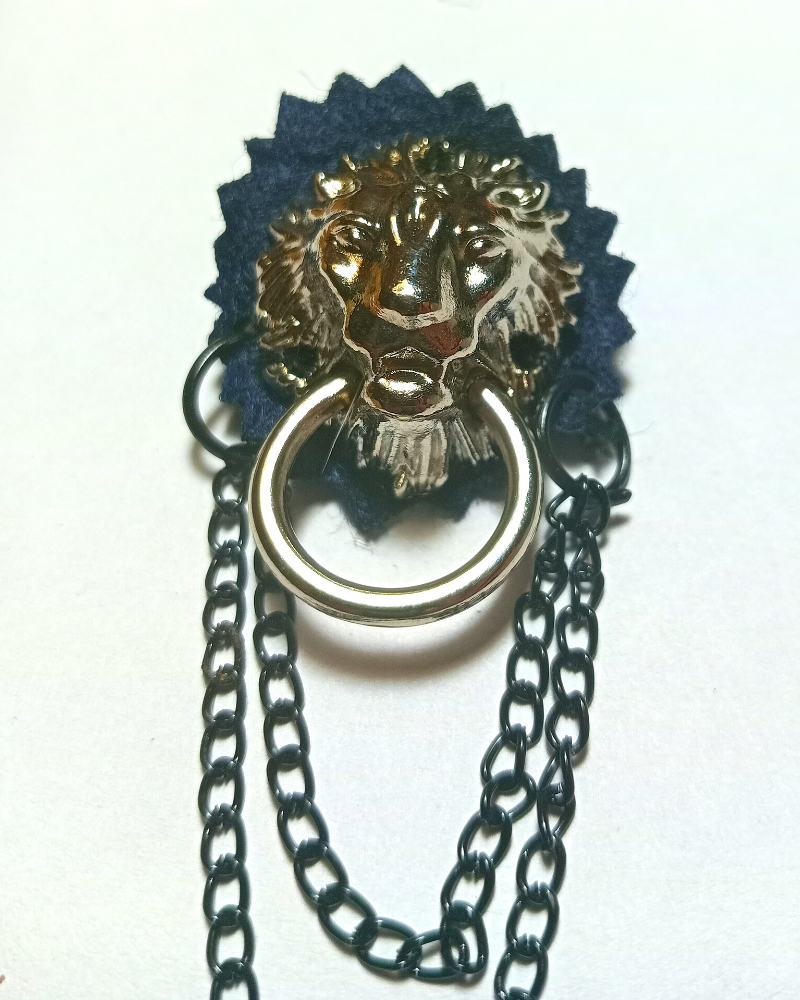 golden-lion-face-brooch-with-silver-chain