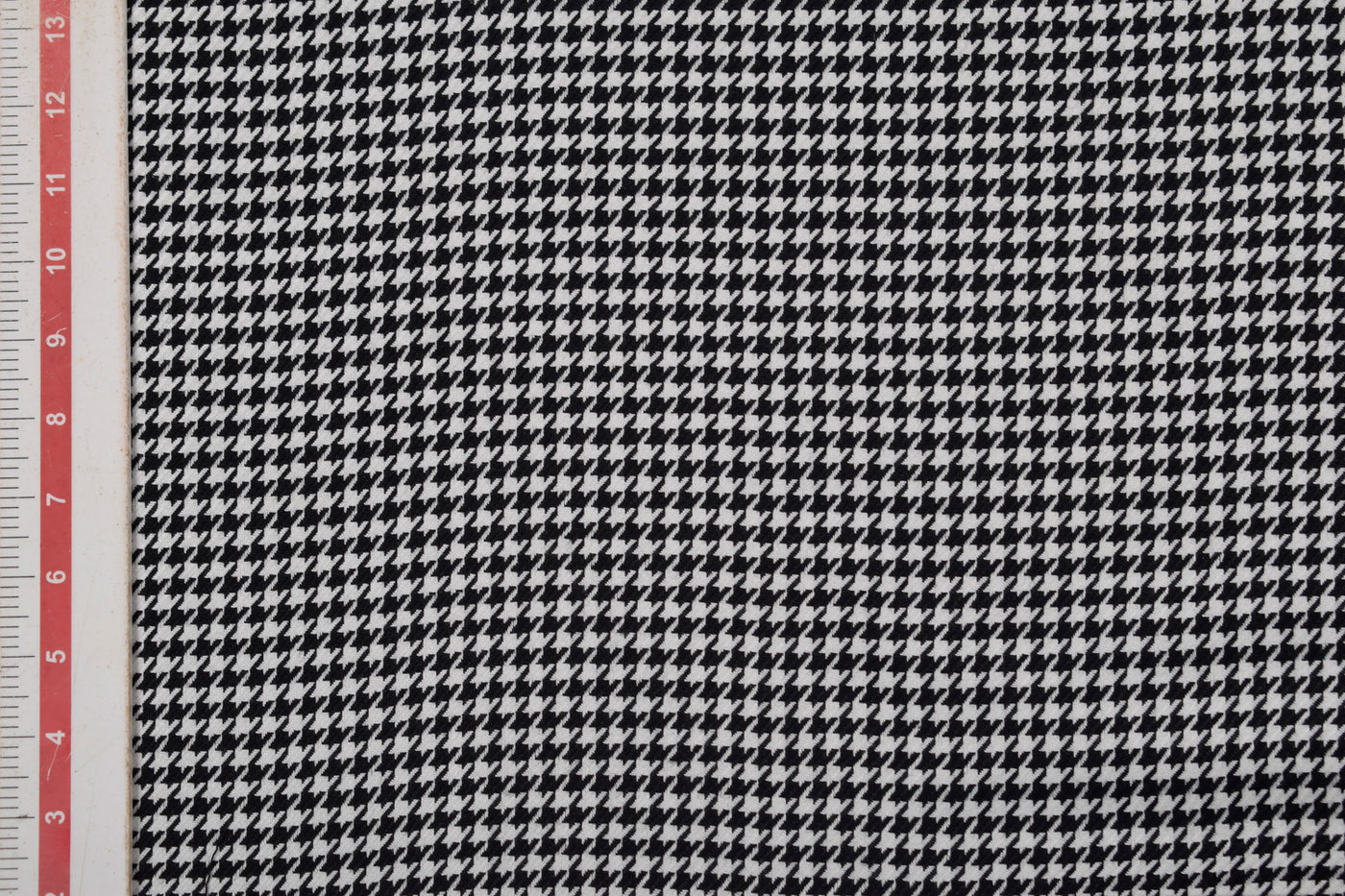 white-black-tweed-wool-houndstooth-fabric-41216622