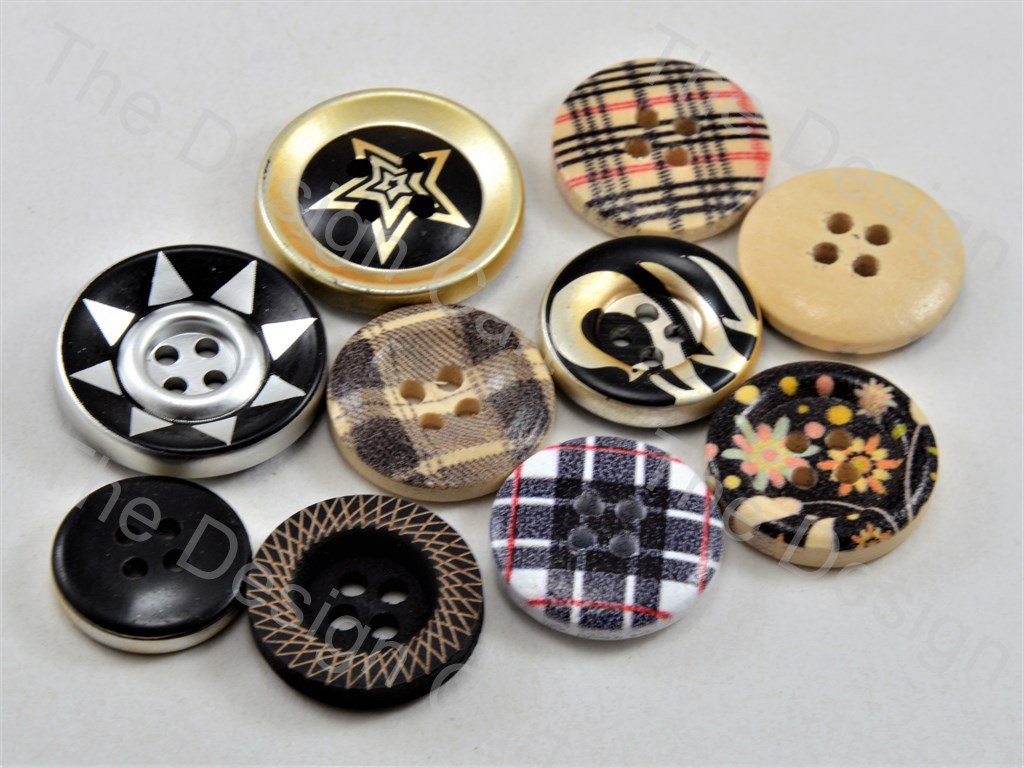 assorted-pack-of-wooden-28l-button