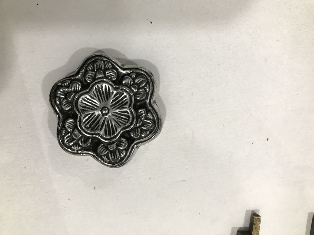 antique-silver-flower-shaped-plastic-beads