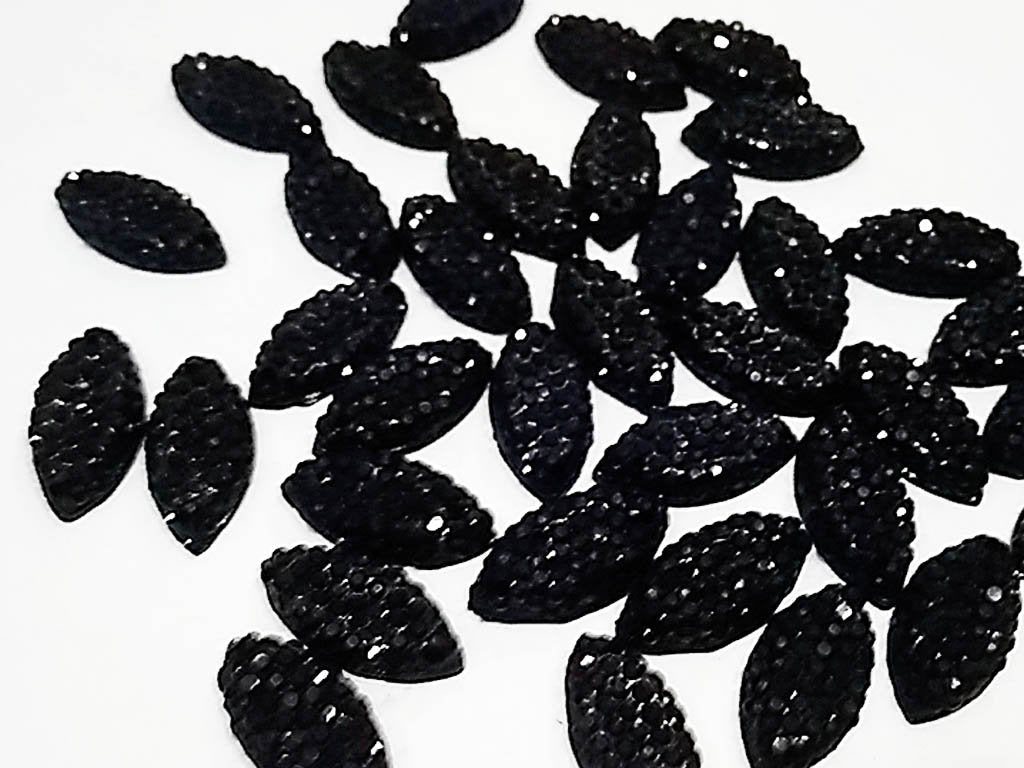 black-eye-sugar-2-hole-plastic-stones-18x9-mm
