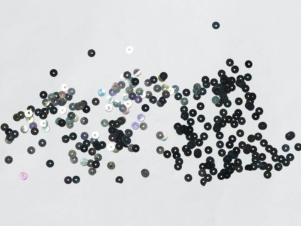 black-flat-circular-plastic-sequins-5-mm