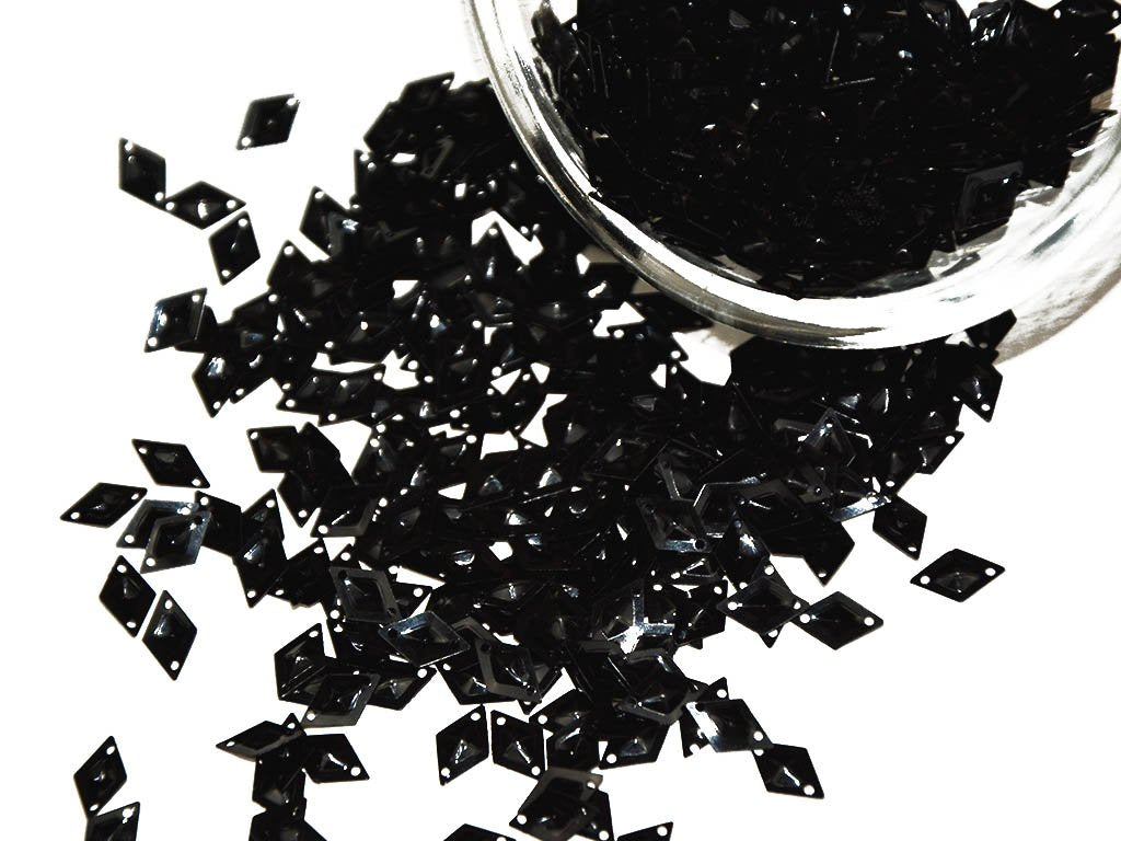 black-kite-2-hole-plastic-sequins