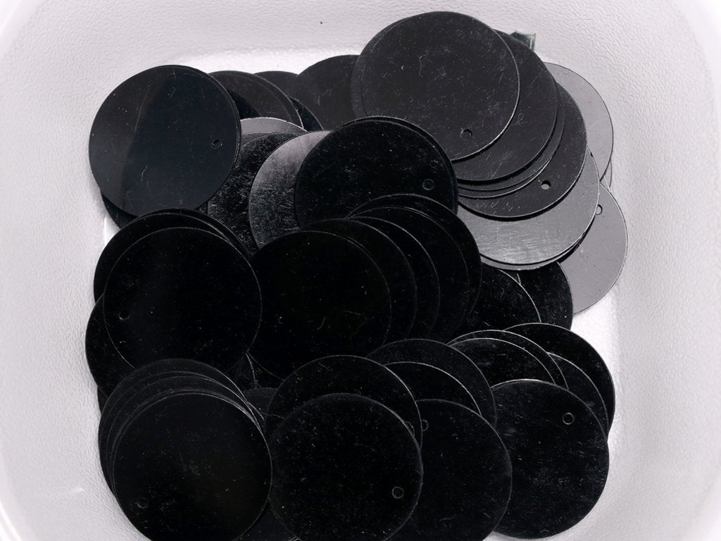 black-one-hole-circular-plastic-sequins