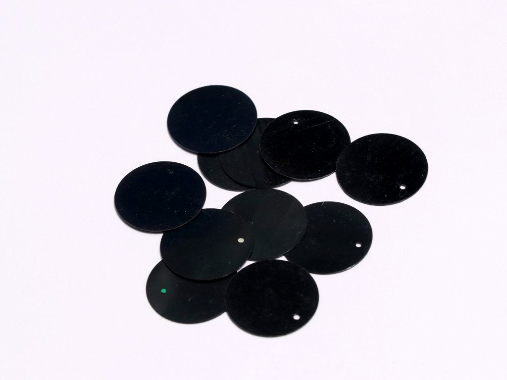 black-one-hole-circular-plastic-sequins