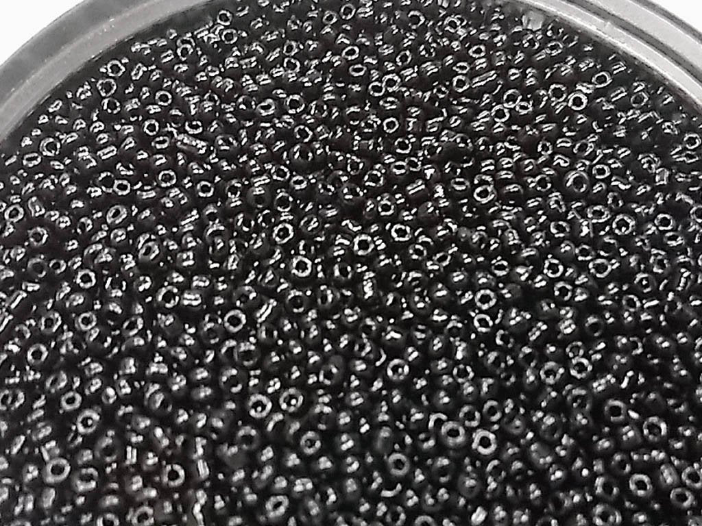 black-opaque-round-rocaille-glass-seed-beads