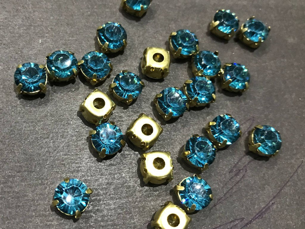 blue-circular-resin-stones-with-catcher-8-mm