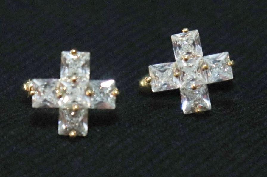 cross-design-large-crystals-golden-metallic-cufflinks