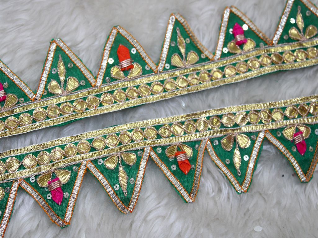 dark-green-triangle-gota-lampi