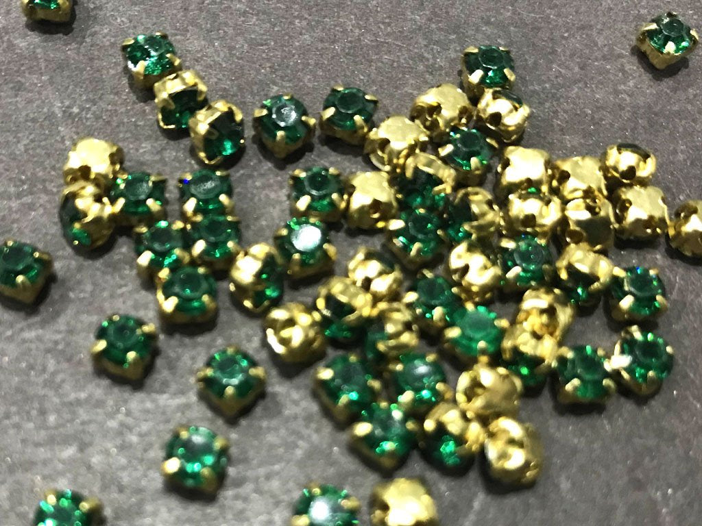 dark-green-circular-resin-stones-with-catcher-16ss-4-mm