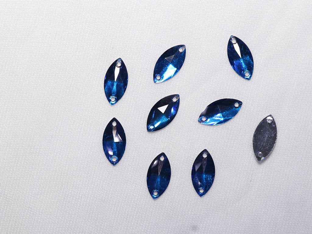 deep-blue-2-hole-eye-plastic-stones-9x18-mm