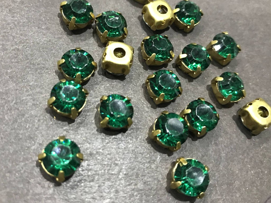 emerald-green-circular-resin-stones-with-catcher-8-mm