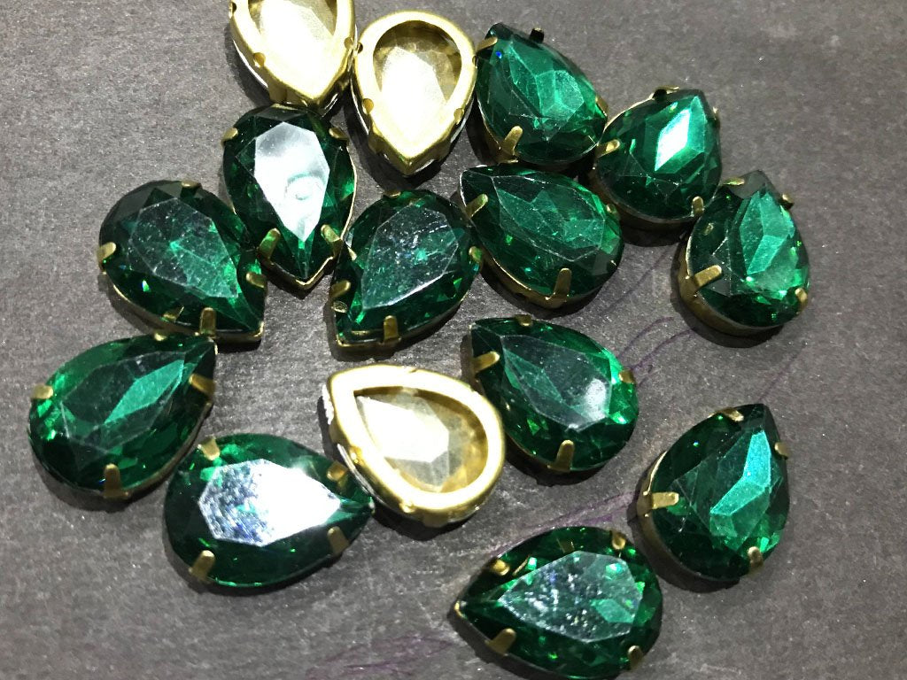 emerald-green-drop-resin-stones-with-catcher-18x13-mm