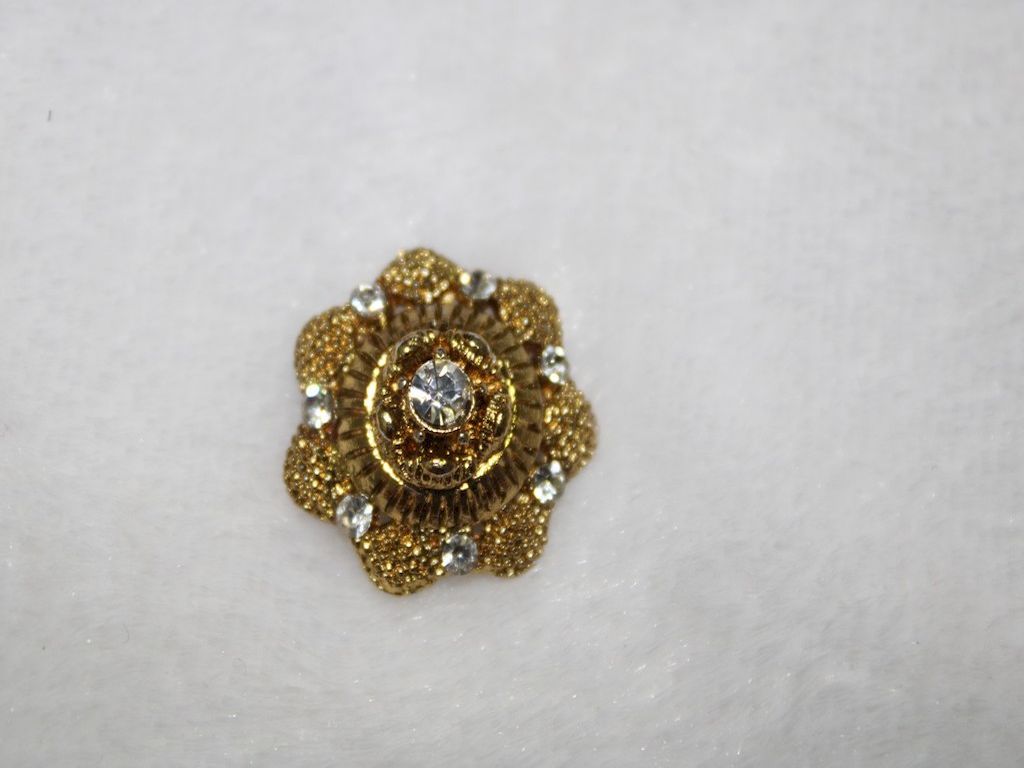floral-shaped-silver-stone-button